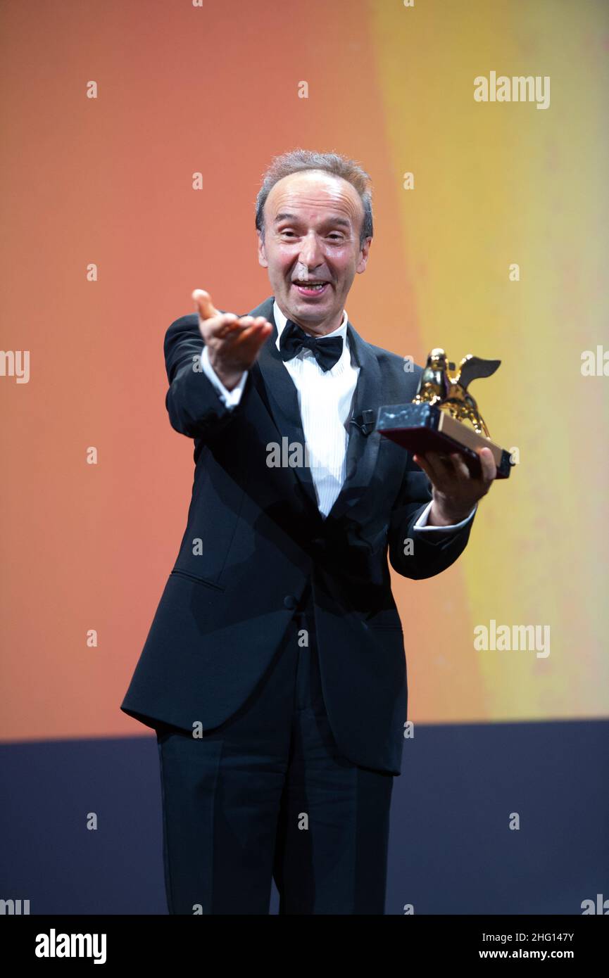 POOL Alfonso Catalano/Sgpitalia 2021-09-01 Venice 78th Venice International Film Festival Eröffnungszeremonie auf dem Foto: Roberto Benigni erhält den Goldenen Löwen für sein Lebenswerk vom Präsidenten der Biennale von Venedig, Roberto Cicutto Stockfoto