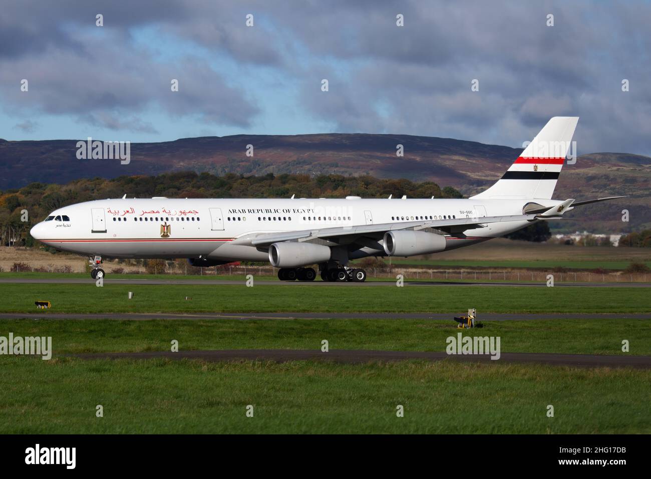 Ägyptische Regierung / Arabische Republik Ägypten Airbus A340-200 VIP-Jet, der nach COP26 mit Präsident Abdel Fattah Al-Sisi am Flughafen Glasgow abfliegt Stockfoto