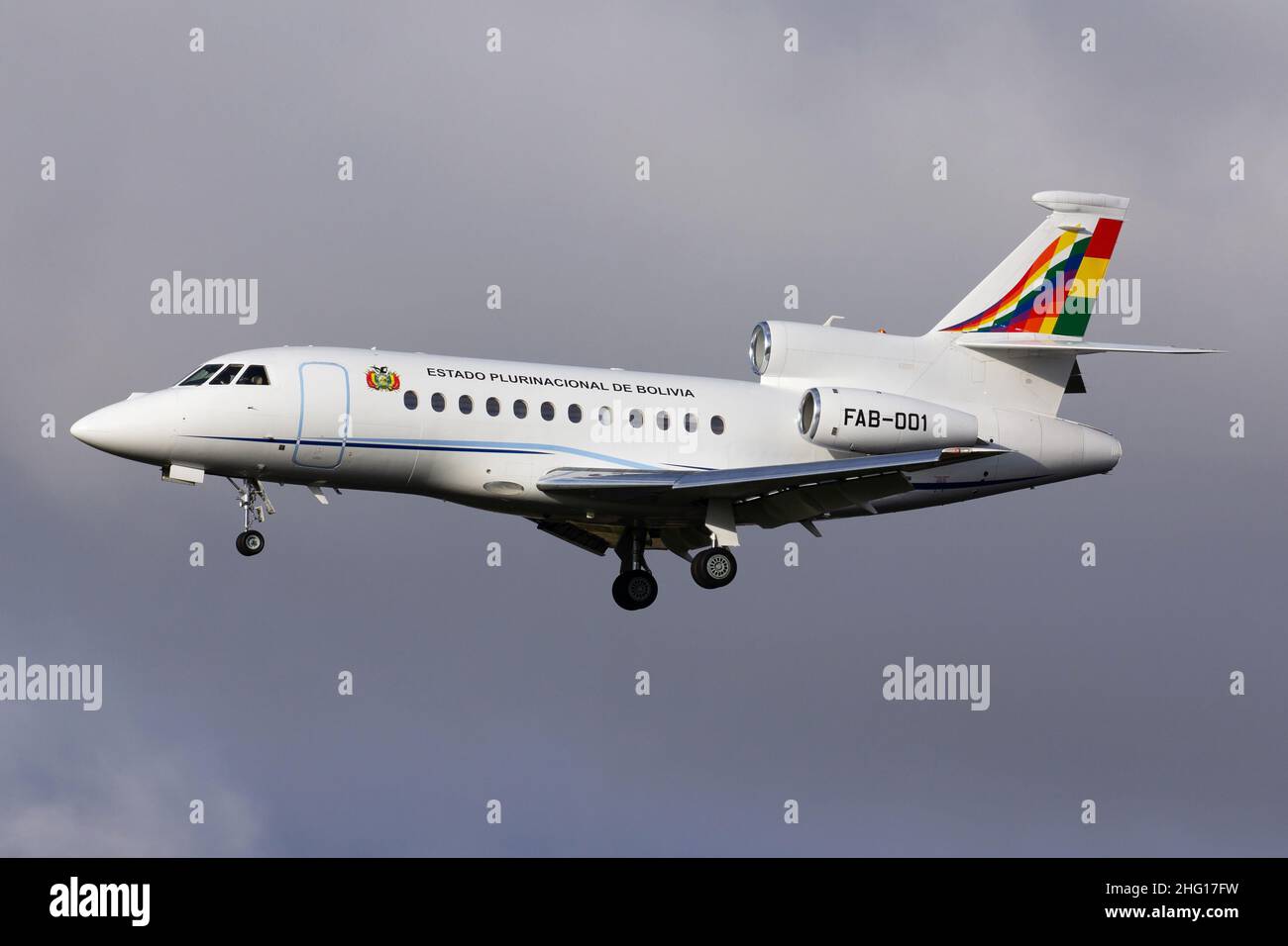 Der bolivianische Luftwaffe Falcon 900 VIP-Jet, der am Flughafen Glasgow ankommt, um den bolivianischen Präsidenten Luis Arce von der Klimakonferenz COP26 abzuholen Stockfoto
