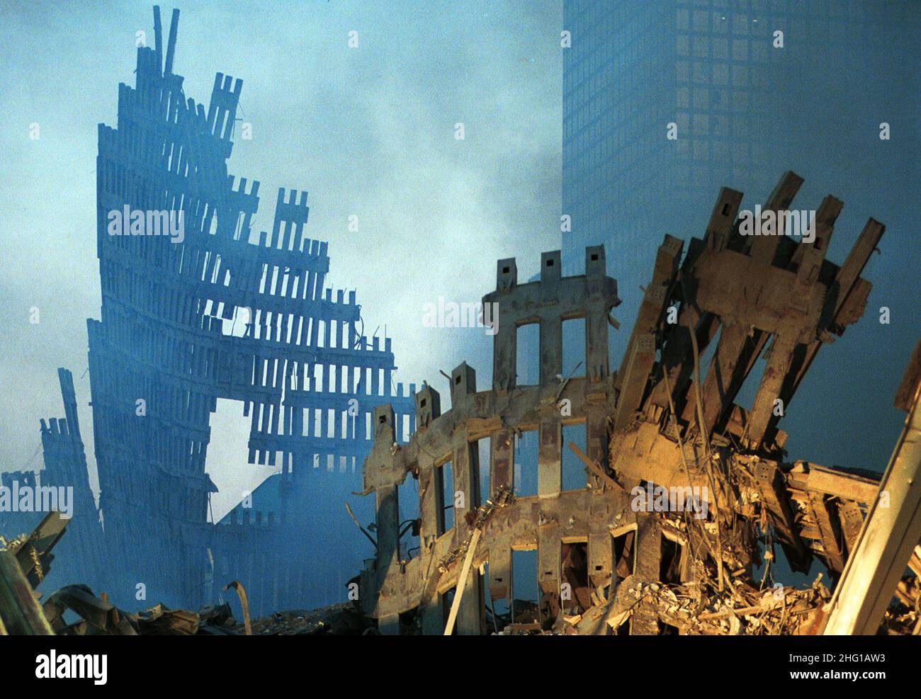 13-09-2001 NEW YORK ESTERI NELLA FOTO: I RESTI DEL WORLD TRADE CENTER ALLE PRIMO LUCI DELL'ALBA @LAPRESSE Stockfoto