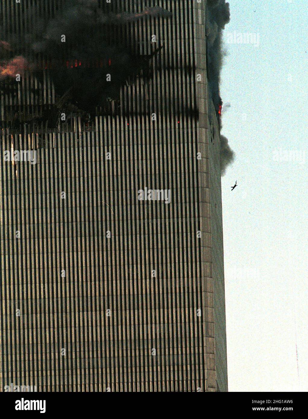 11-09-2001 NEW YORK ESTERI IL WELTHANDELSZENTRUM IN FIAMME DOPO LO SCHIANTO DEI DUE AEREI NELLA FOTO: UNA PERSONA TENTA LA SALVEZZA BUTTANDOSI DALLA TORRE IN FUMO @LAPRESSE Stockfoto