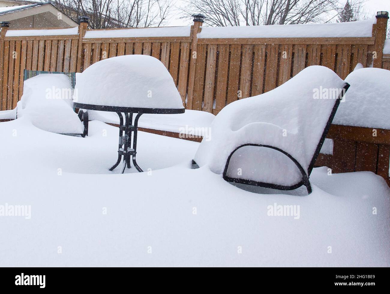 Mississauga, Kanada. 17th Januar 2022. Das am 17. Januar 2022 aufgenommene Foto zeigt einen mit Schnee bedeckten Tisch und Stühle auf einem Hof während eines verschneiten Tages in Mississauga, dem Großraum Toronto, Kanada. Environment Canada gab in der Nacht zum Montag eine Wintersturmwarnung heraus, in der in einigen Teilen des Großraums Toronto bis zu 60 cm Schnee gefordert wurden. Quelle: Zou Zheng/Xinhua/Alamy Live News Stockfoto