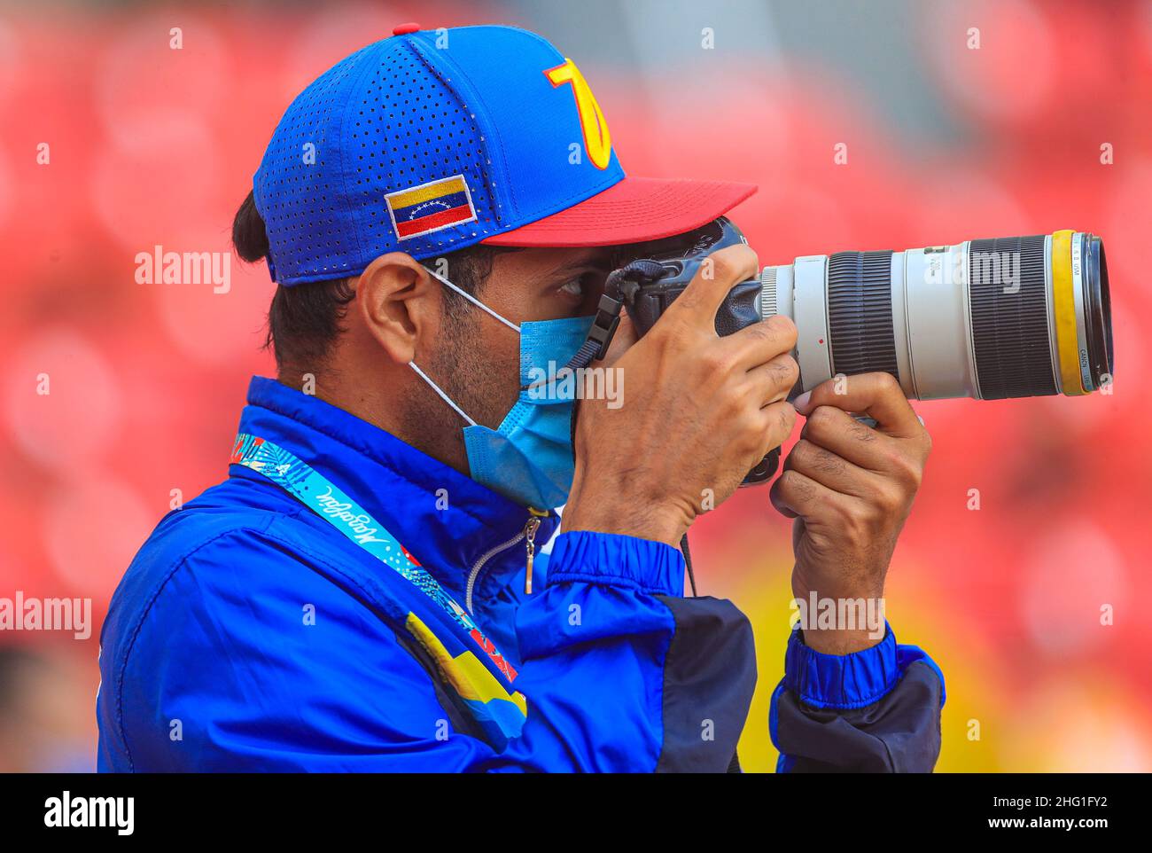 MAZATLAN, MEXIKO - FEBRUAR 03: Venezolanischer Fotograf der Sports Justice Commission von Venezuela mit Canon Kamera und 70 200-mm-Objektiv. Körperliche Aktivität und körperliche Bildung. Pressefotografen, Fotojournalist und Sportfotograf fotografo Venezonalo de la Comisión de Justicia Deportiva de venezolala con camara Canon y lente 70 200 mm. Actividad Física y Educación Física. Fotógrafos de prensa, fotoperiodista y fotógrafo de deportes während des Spiels zwischen Venezuela und der Dominikanischen Republik im Rahmen der Serie del Caribe 2021 im Teodoro Mariscal Stadium am 3. Februar 2021 in Maza Stockfoto