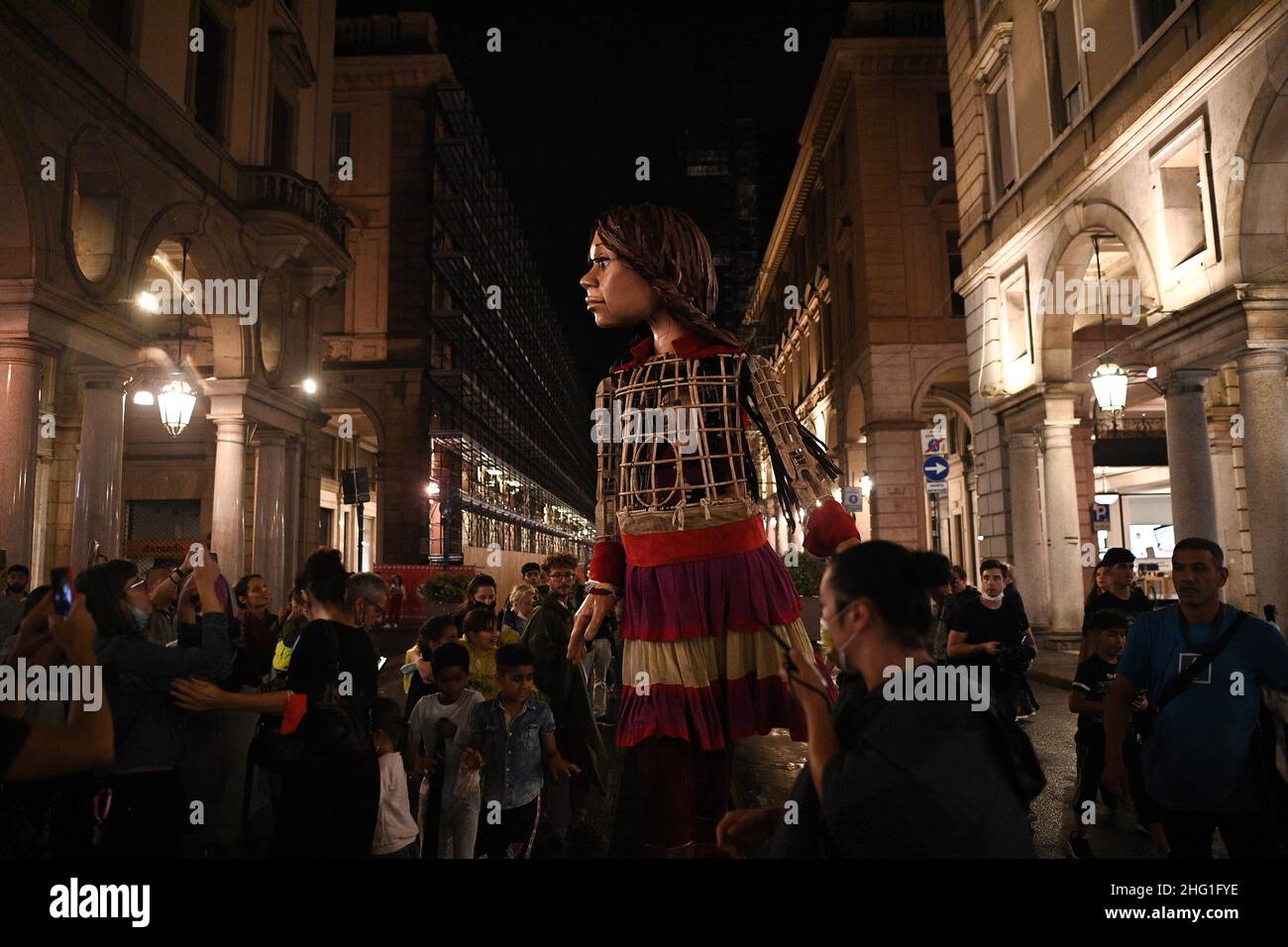 Foto Marco Alpozzi - LaPresse 18 Settembre 2021 Torino ( Italia ) Cronaca die Wanderung, il lungo cammino che la Piccola Amal, una marionetta alta tre metri e mezzo, che rappresenta una bambina siriana rifugiata di 9 anni e il cui nome in arabo significa Speranza, sta compiendo alla ricerca della propria madre in giro per l&#X2019;Europa. UN viaggio di oltre 4 mesi, per un totale di oltre 8,000 km, cominciato il 27 luglio a Gaziantep, al confine tra Siria e Turchia e destinato a concludersi a novembre a Manchester, nel Regno Unito, dopo aver attraversato l'Europa ponendo l'attenzione sui diritti Stockfoto