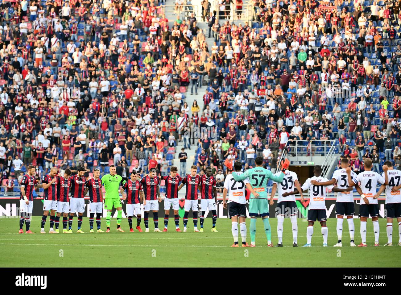 Massimo Paolone/LaPresse 21. September 2021 Bologna, Italien Sportfußball Bologna vs Genua - Italienische Fußballmeisterschaft Liga A Tim 2021/2022 - Renato Dall'Ara Stadion im Bild: Es wird eine Schweigeminute für die Toten von Romano Fogli beobachtet Stockfoto