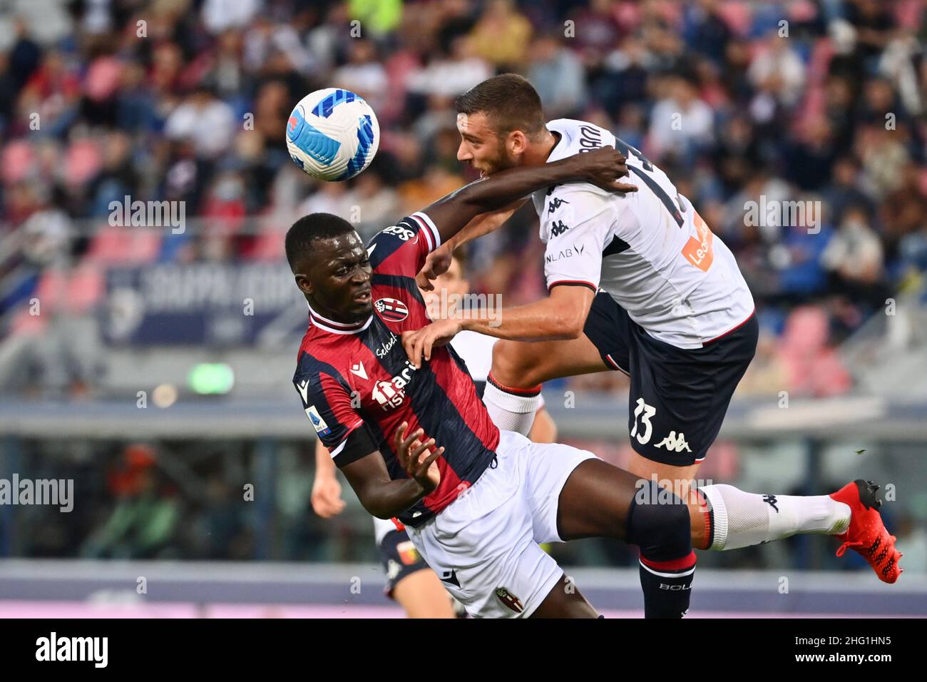 Massimo Paolone/LaPresse 21. September 2021 Bologna, Italien Sportfußball Bologna vs Genua - Italienische Fußballmeisterschaft Liga A Tim 2021/2022 - Renato Dall'Ara Stadion auf dem Bild: Musa Barrow (Bologna F.C.) kämpft um den Ball mit Mattia Bani (Genua Cricket FC) Stockfoto