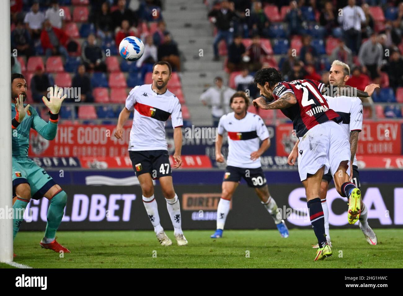 Massimo Paolone/LaPresse 21. September 2021 Bologna, Italien Sportfußball Bologna vs Genua - Italienische Fußballmeisterschaft Liga A Tim 2021/2022 - Renato Dall'Ara Stadion im Bild: Roberto Soriano (Bologna F.C.) kämpft mit Salvatore Sirigu (Genua Cricket FC) um den Ball Stockfoto