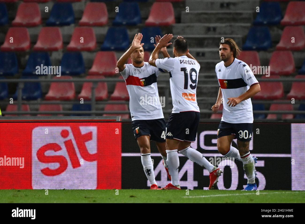 Massimo Paolone/LaPresse 21. September 2021 Bologna, Italien Sportfußball Bologna vs Genua - Italienische Fußballmeisterschaft Liga A Tim 2021/2022 - Renato Dall'Ara Stadion im Bild: Domenico Criscito (FC Genua Cricket) feiert nach dem Tor 2-2 Stockfoto