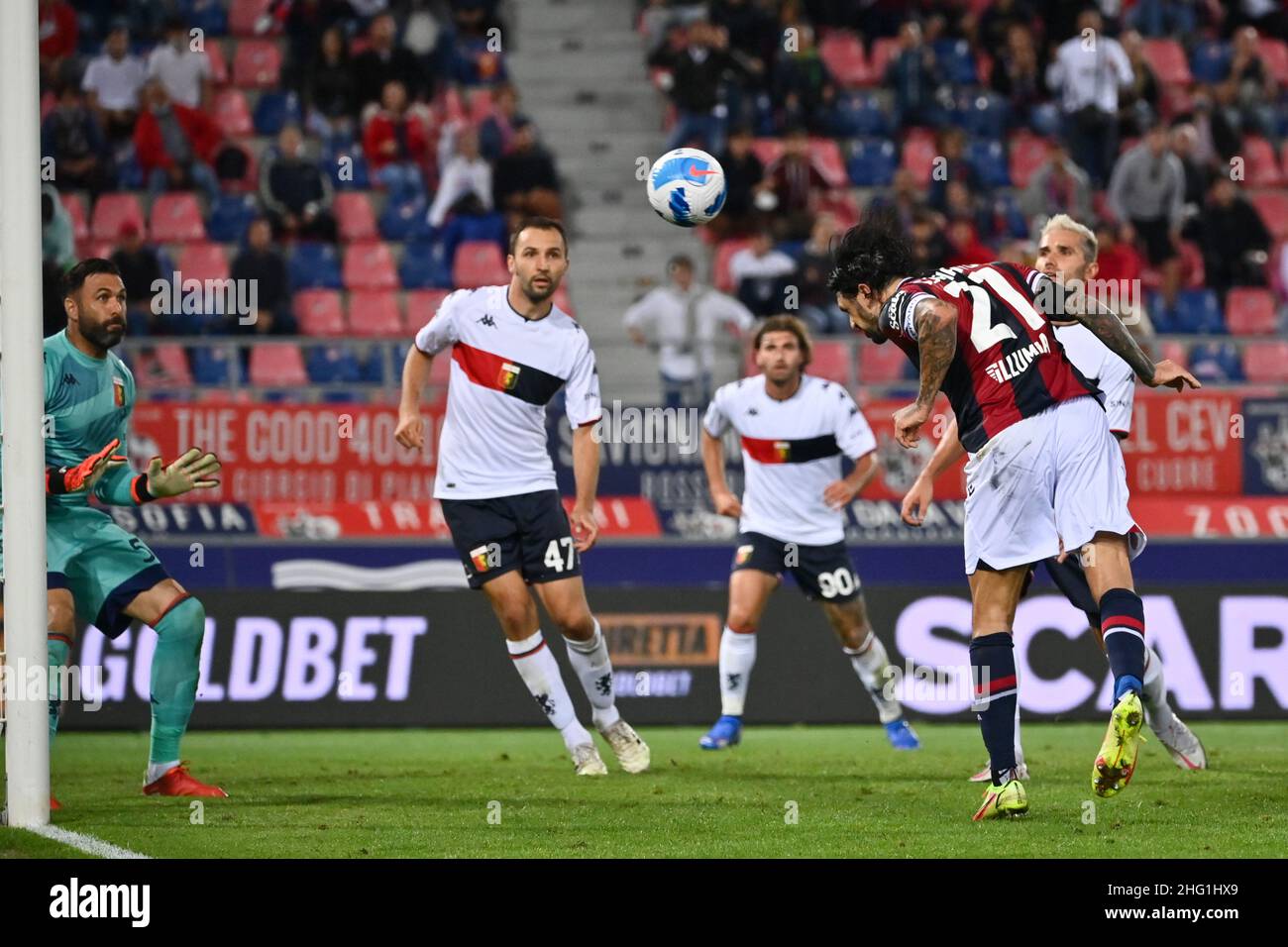 Massimo Paolone/LaPresse 21. September 2021 Bologna, Italien Sportfußball Bologna vs Genua - Italienische Fußballmeisterschaft Liga A Tim 2021/2022 - Renato Dall'Ara Stadion im Bild: Roberto Soriano (Bologna F.C.) kämpft mit Salvatore Sirigu (Genua Cricket FC) um den Ball Stockfoto