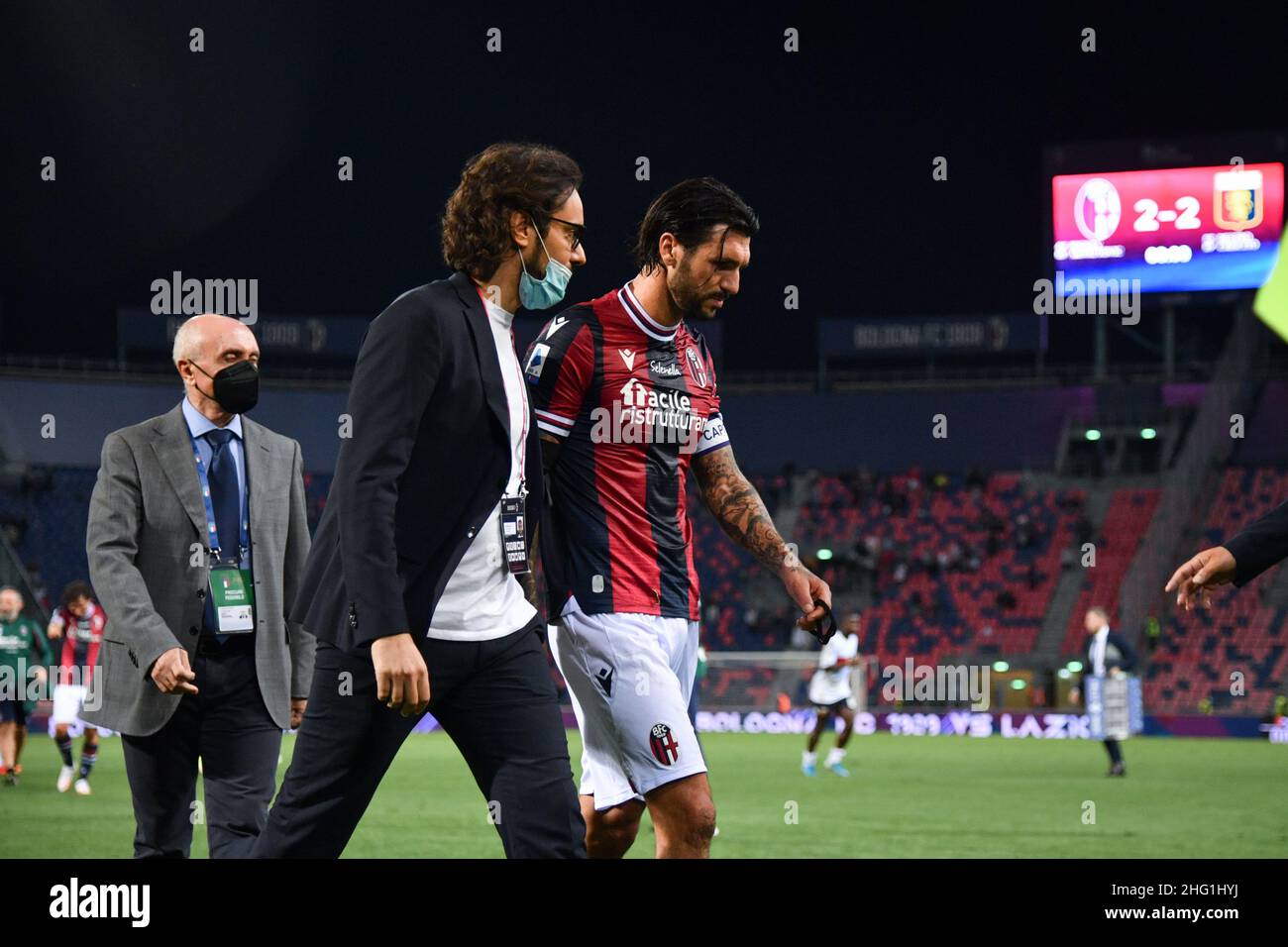 Massimo Paolone/LaPresse 21. September 2021 Bologna, Italien Sportfußball Bologna vs Genua - Italienische Fußballmeisterschaft Liga A Tim 2021/2022 - Renato Dall'Ara Stadion im Bild: Roberto Soriano (Bologna F.C.) verlässt das Feld mit dem Kopf nach unten am Ende des Spiels Stockfoto