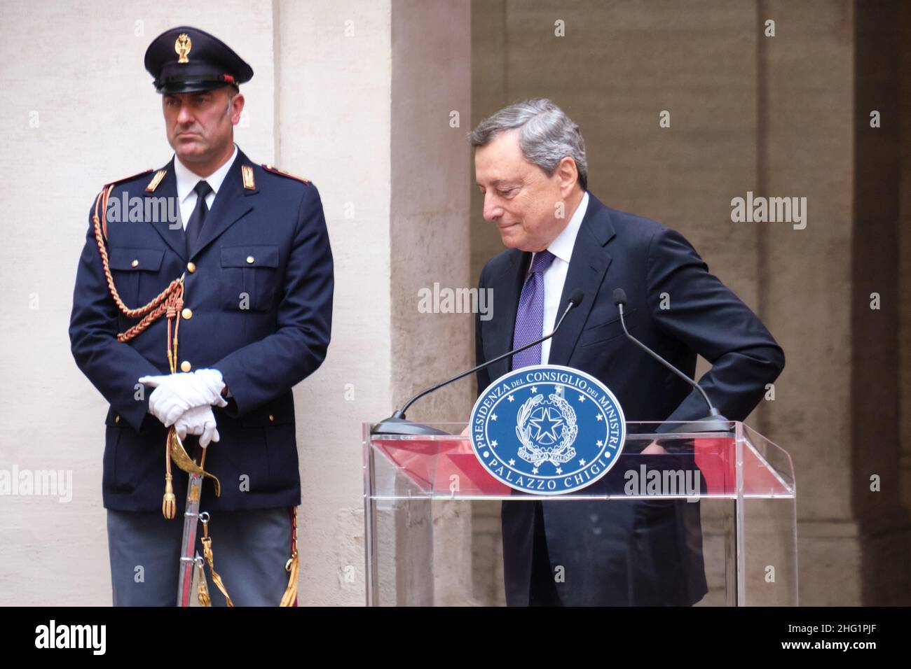 Mauro Scrobogna /LaPresse September 27, 2021&#xa0; Rom, Italien Politik Chigi - Treffen mit den italienischen Volleyball-Nationalmannschaften auf dem Foto: Der Ratsvorsitzende Mario Draghi empfängt den italienischen Volleyball-Nationalmeister Europas Stockfoto