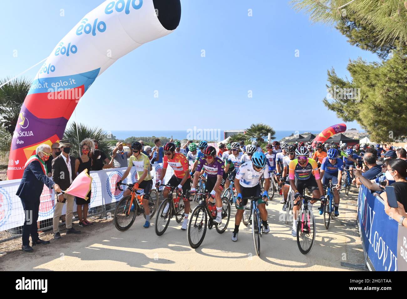 Massimo Paolone/LaPresse 29. September 2021 Selinunte, Italien Sport Radfahren Il Giro di Sicilia 2021 - Etappe 2 - von Selinunte (Castelvetrano) nach Mondello (Palermo) 93,4 Meilen im Bild: Start Race - CHRETIEN Charles- Etienne maglia verde pistacchio, MOLANO Juan Sebastian maglia giallo rossa, RICHEZE Maximiliano maglia ciclamino, Nella foto: ALBANESE Vincenzo maglia bianca Stockfoto