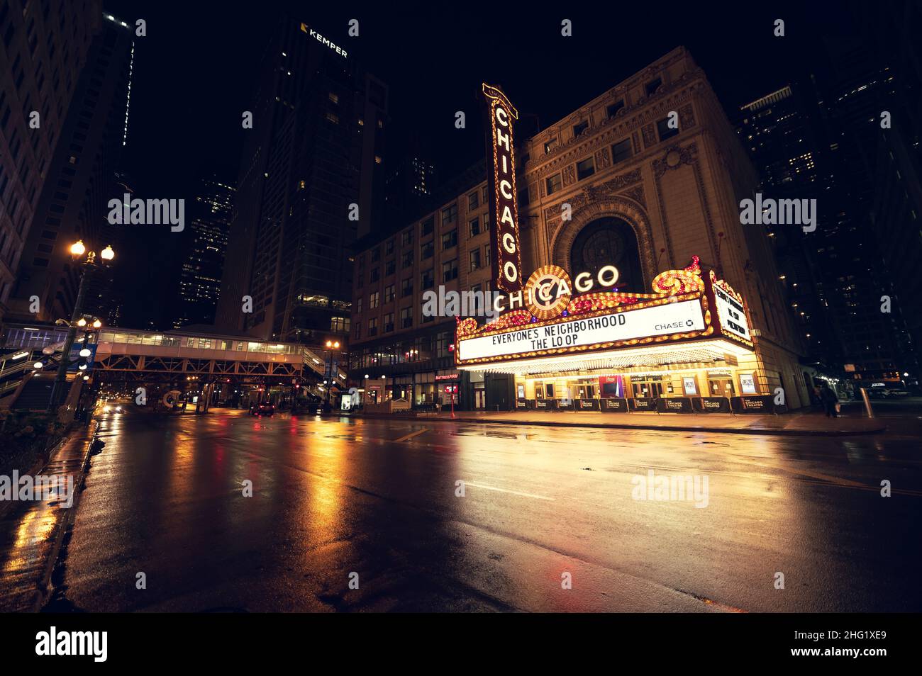 22. Oktober 2020 - Plakat des Chicago Theatre bei Nacht Stockfoto