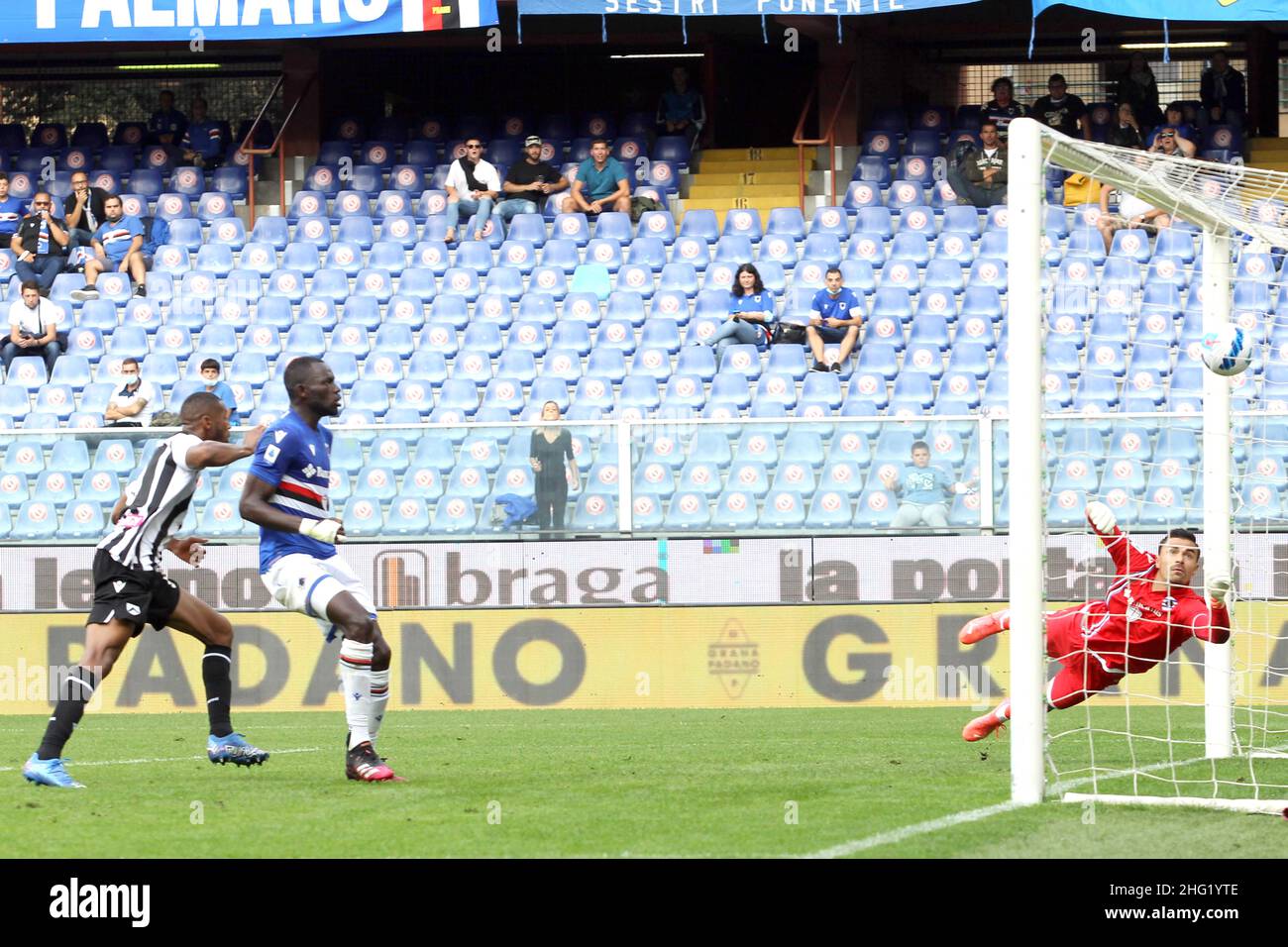 Foto Tano Pecoraro/LaPresse 03 Ottobre 2021 - Genua, Italia Sport, Calcio Sampdoria vs Udinese - Campionato italiano di calcio Serie A Tim 2021/2022 - Stadio Luigi Ferraris Nella foto: gol Beto 1-2 Foto Tano Pecoraro/LaPresse 03. Oktober 2021 - Genua, Italien Sport, Fußball Sampdoria vs Udinese - Italienische Serie A Fußballmeisterschaft 2021/2022 - Luigi Ferraris Stadion auf dem Foto: Beto Tor 1-2 Stockfoto