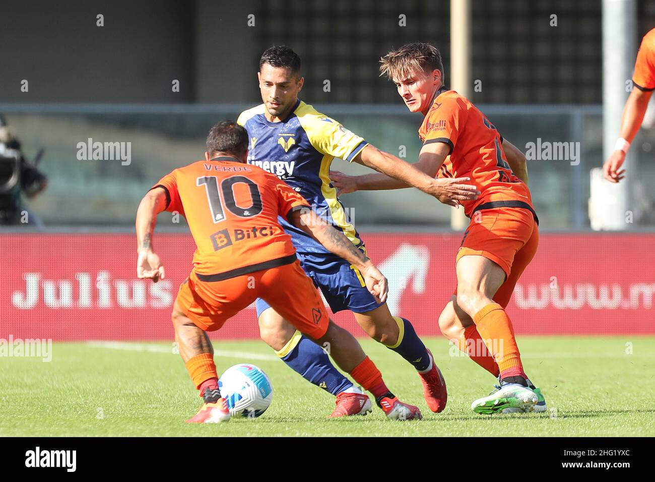 Paola Garbuio/LaPresse 03. Oktober 2021 - Verona, Italien Sport, Soccer Hellas Verona vs Spezia - Italienische Serie A Fußballmeisterschaft 2021/2022 - Marcantonio Bentegodi Stadion. Auf dem Foto: gianluca caprari,verde daniele Stockfoto