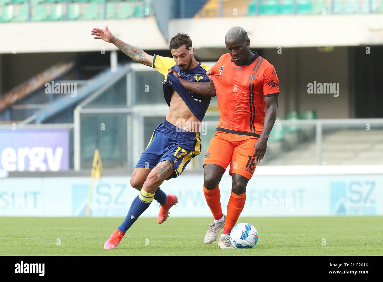 Paola Garbuio/LaPresse 03. Oktober 2021 - Verona, Italien Sport, Soccer Hellas Verona vs Spezia - Italienische Serie A Fußballmeisterschaft 2021/2022 - Marcantonio Bentegodi Stadion. Auf dem Foto: Nzola mbala,ceccherini federico Stockfoto