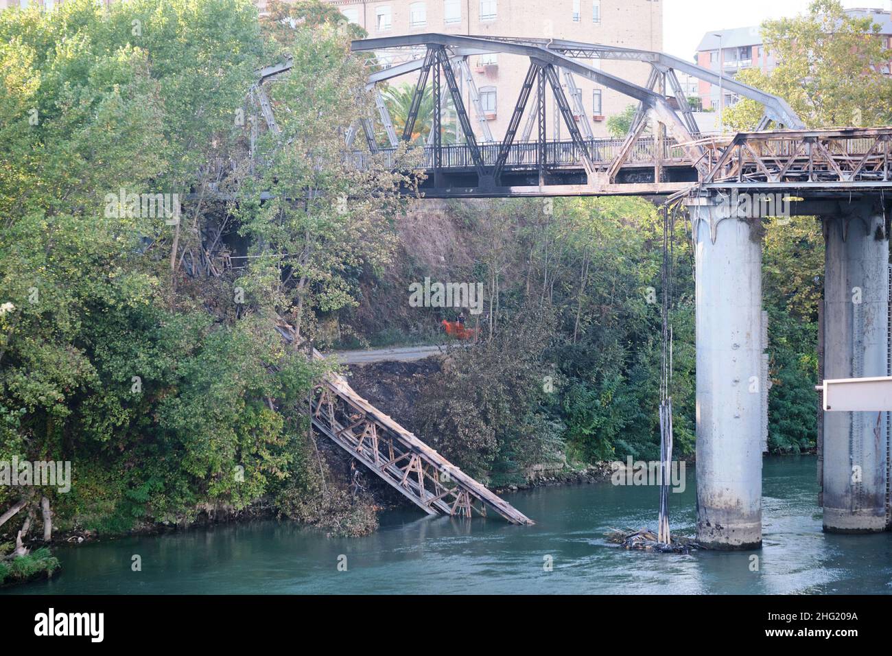 Mauro Scrobogna /LaPresse 03. Oktober 2021&#xa0; Rom, Italien Nachrichten Feuerbrücke der Industrie oder Eisenbrücke auf dem Foto: Die Brücke mit der eingestürzten Struktur und dem Paket von elektrischen Gehäusen, die während des Feuers in Flammen aufgingen, und der teilweisen Einsturz der Industrie- oder Eisenbrücke, die die Ufer des Tibers zwischen Ostiense und Marconi verbindet Stockfoto