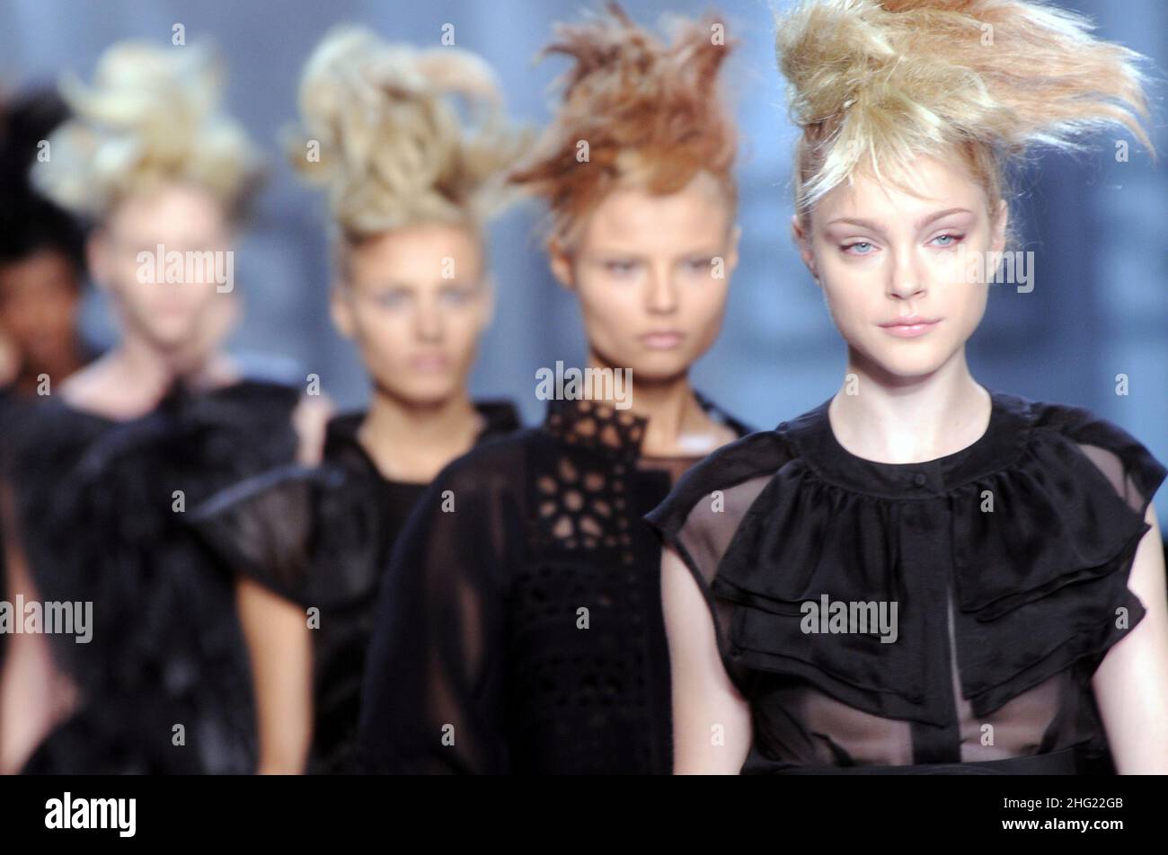 Models, darunter Jessica Stam, auf dem Laufsteg während der Fendi Fashion Show im Rahmen der Milan Fashion Week. Stockfoto