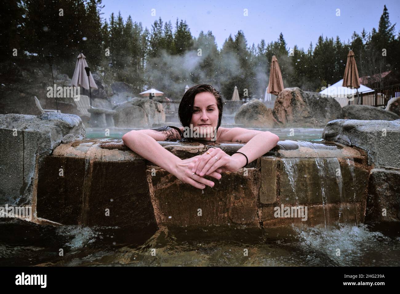 Junge Frau genießt entwickelte heiße Quellen in einem Winter in Idaho. Stockfoto