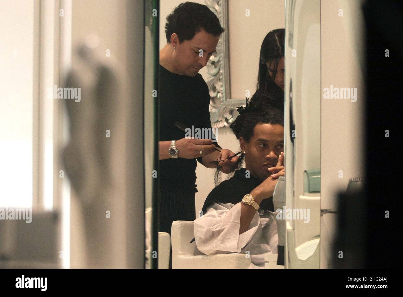 Ronaldinho lässt sich in Mailand, Italien, die Haare machen Stockfotografie  - Alamy