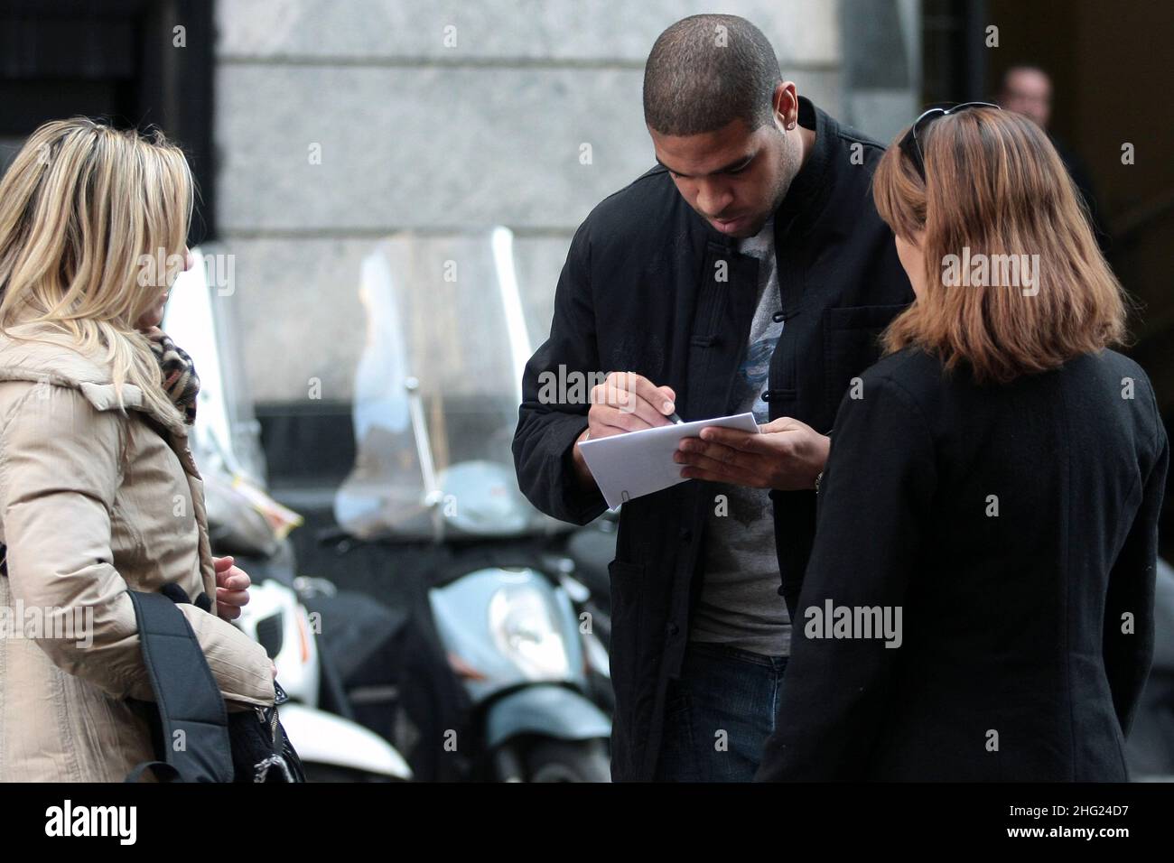 Der internationale Fußballspieler Adriano Ribeiro ist im Zentrum Mailands zu sehen. Stockfoto