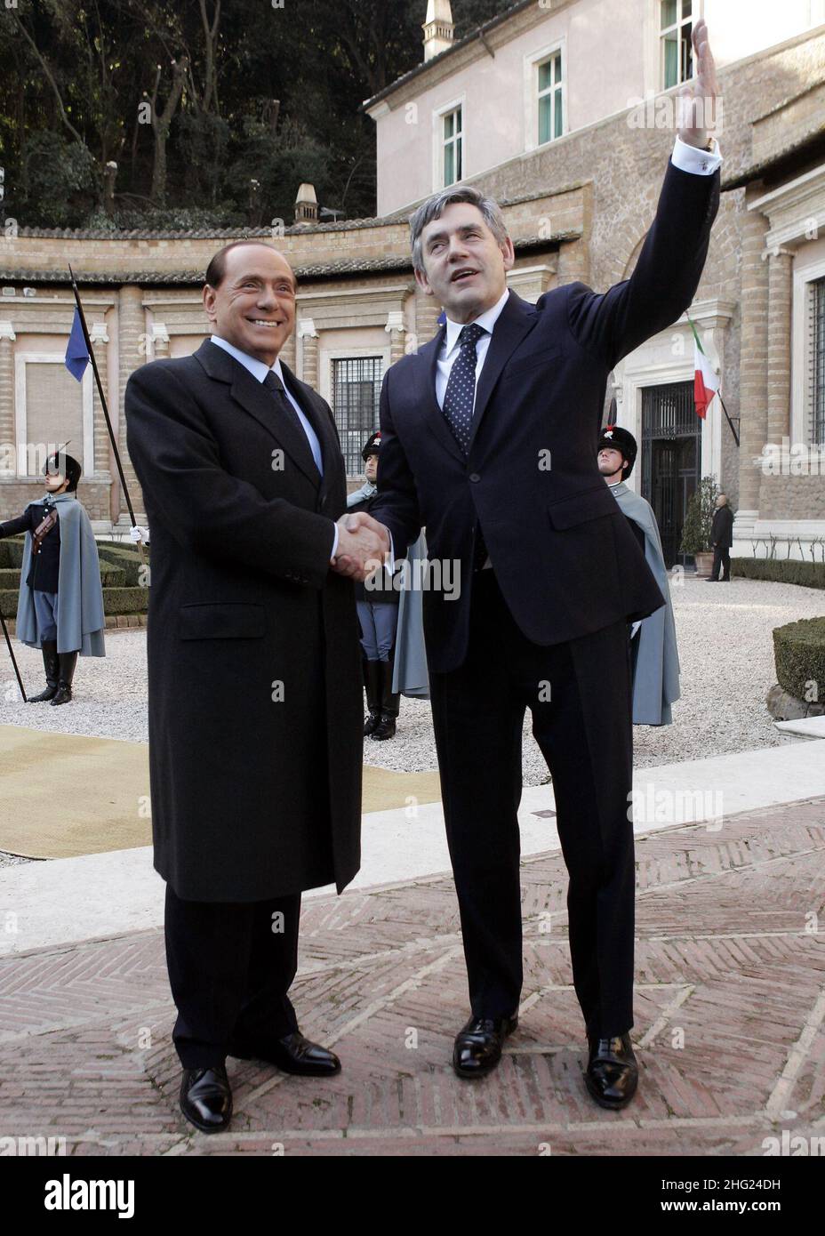 Der italienische Premier Silvio Berlusconi schüttelt sich die Hände mit dem britischen Premierminister Gordon Brown Stockfoto
