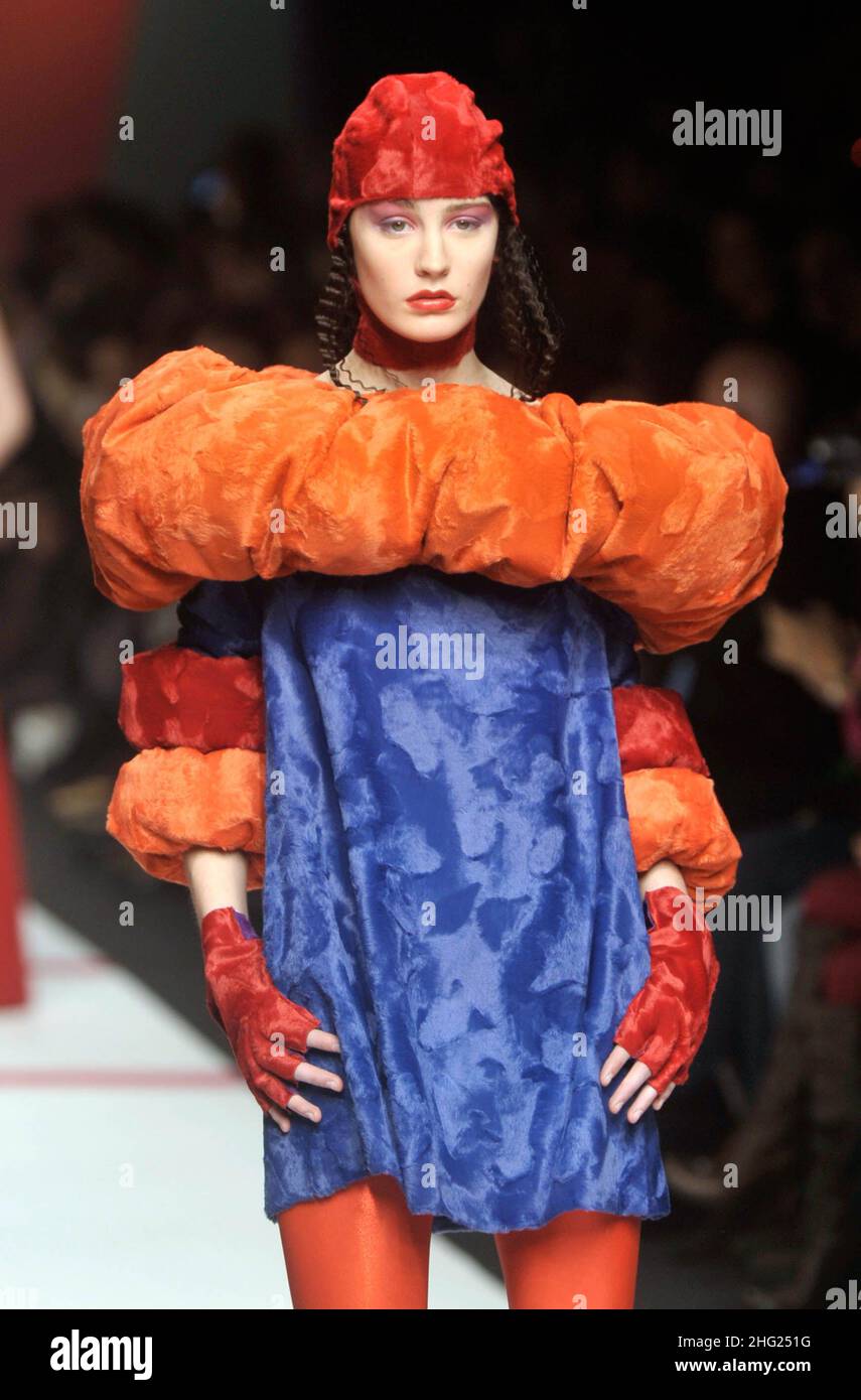 Ein Model auf dem Laufsteg während der Agata Ruiz de la Prada Show auf der Milan Fashion Week Herbst/Winter 2009 in Mailand, Italien. Stockfoto