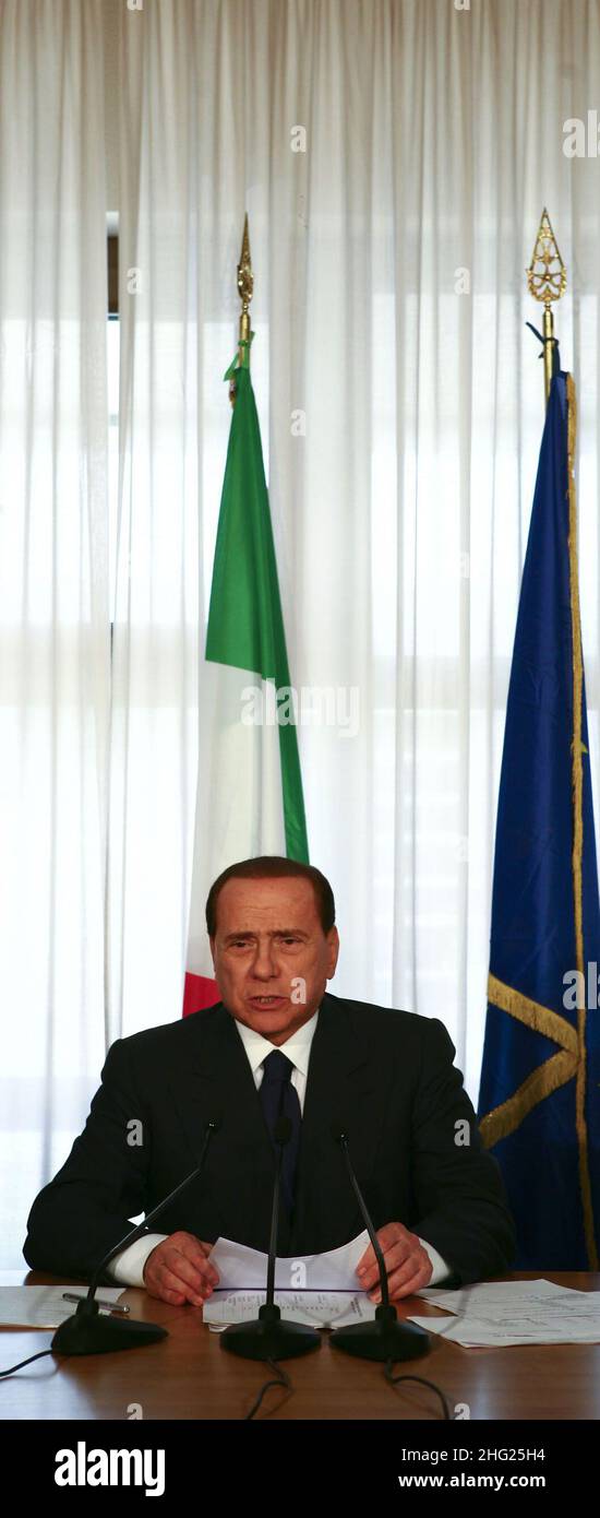 Der italienische Präsident Silvio Berlusconi spricht auf einer Pressekonferenz nach Beerdigungen für einige der Opfer der Erdbeben in der Region Abruzzen in Italien. Stockfoto