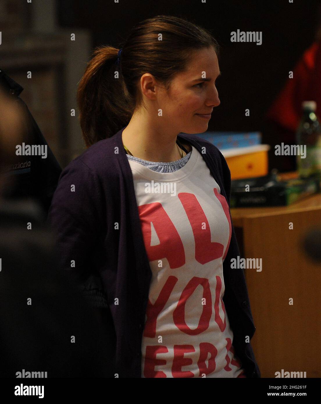 Die Angeklagte Amanda Knox trug ein T-Shirt mit der Aufschrift „All You Need is Love“ während der vierten Anhörung im Meredith Kercher-Mordprozess in Italien. Stockfoto