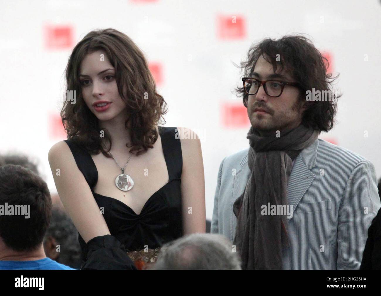 Sean Lennon und Freundin Charlotte Kemp Muhl auf der Internationalen Kunstbiennale 53rd in Venedig, Italien. Stockfoto