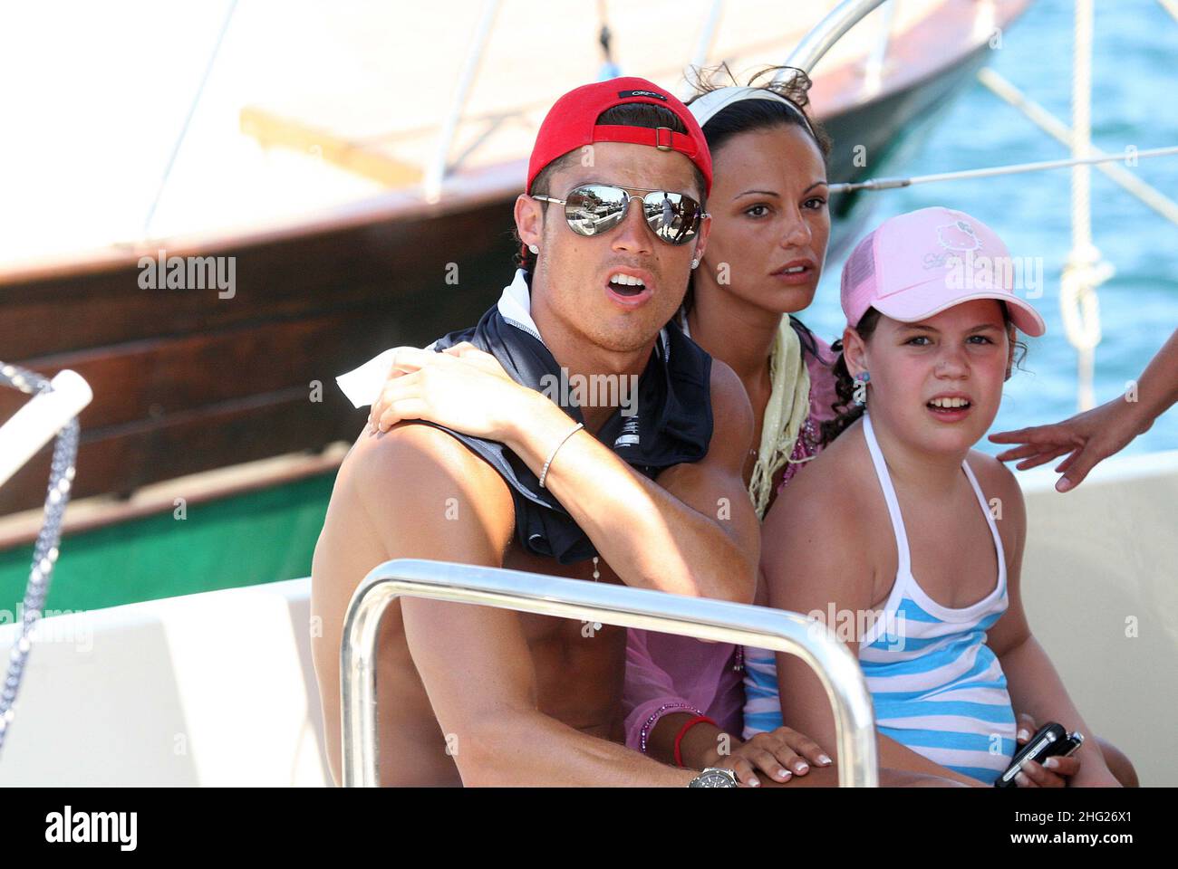 Der portugiesische Nationalspieler und Manchester United Cristiano Ronaldo nimmt sich nach dem Verlust Portugals gegen Deutschland im Finale der UEFA-Europameisterschaft 2008 mit seiner Freundin Nereida Gallardo und seiner Familie auf Sardinien eine Auszeit Stockfoto