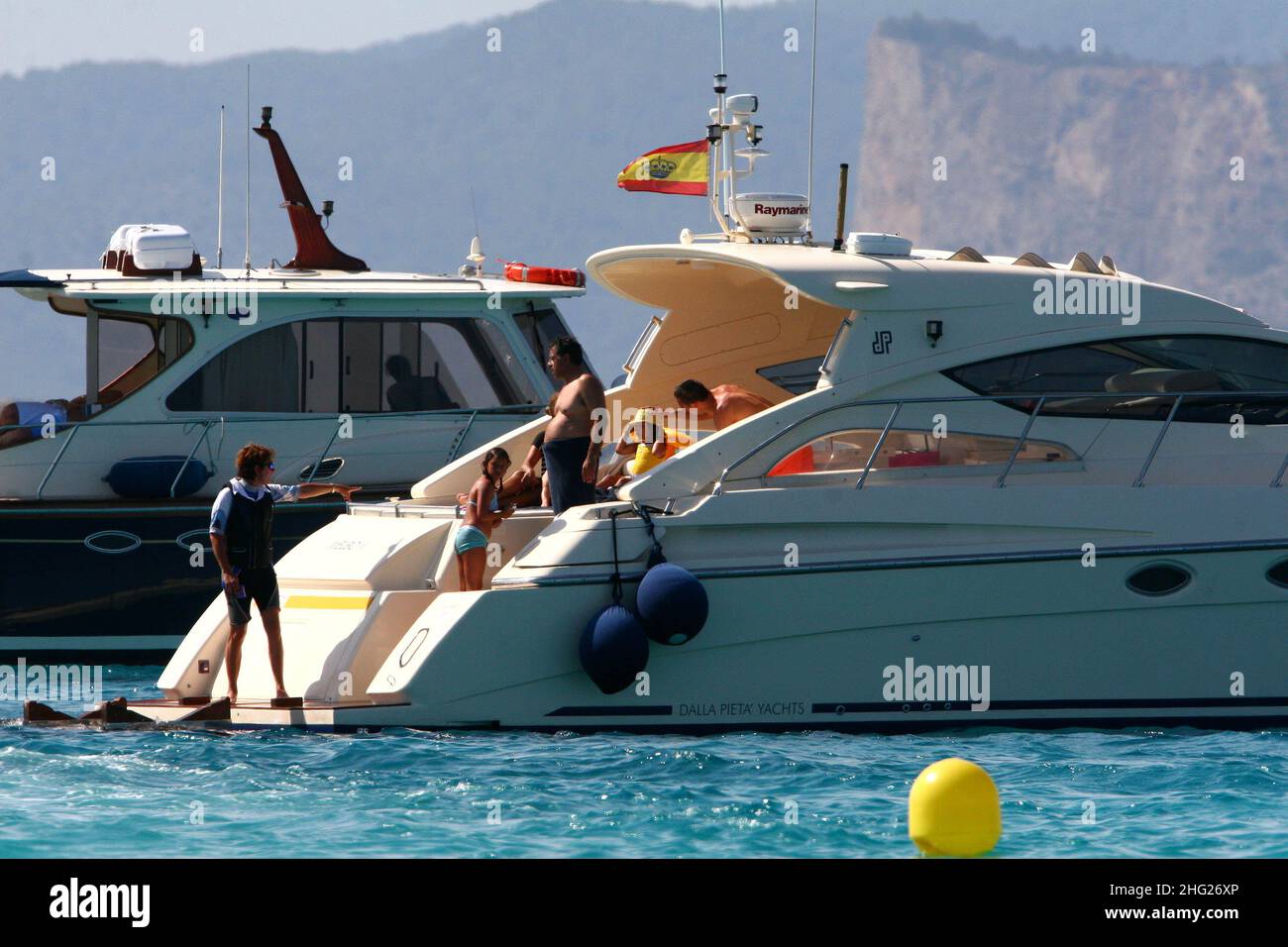 Der französische Fußballspieler Franck Ribery mit seiner Frau Wahiba und den beiden Kindern Hizya und Shakinez, die er im Urlaub in Formentera gesehen hat. Stockfoto