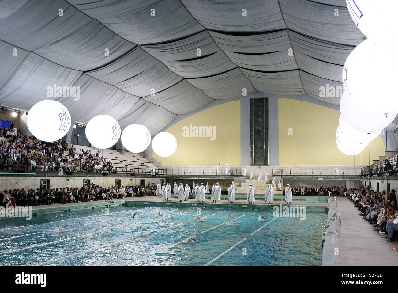 Models zeigen Kreationen von Moncler während der Catwalk Show in Mailand. Stockfoto