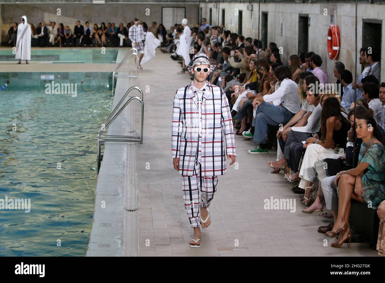 Ein Modell zeigt Kreationen von Moncler während der Catwalk Show in Mailand. Stockfoto