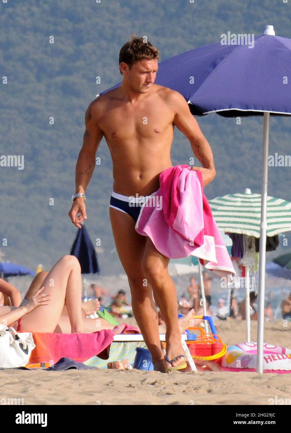 Der italienische Fußballspieler Francesco Totti hat mit seiner Freundin Alessandra Pierelli ein Eis am Strand in Sabaudia, Italien. Stockfoto