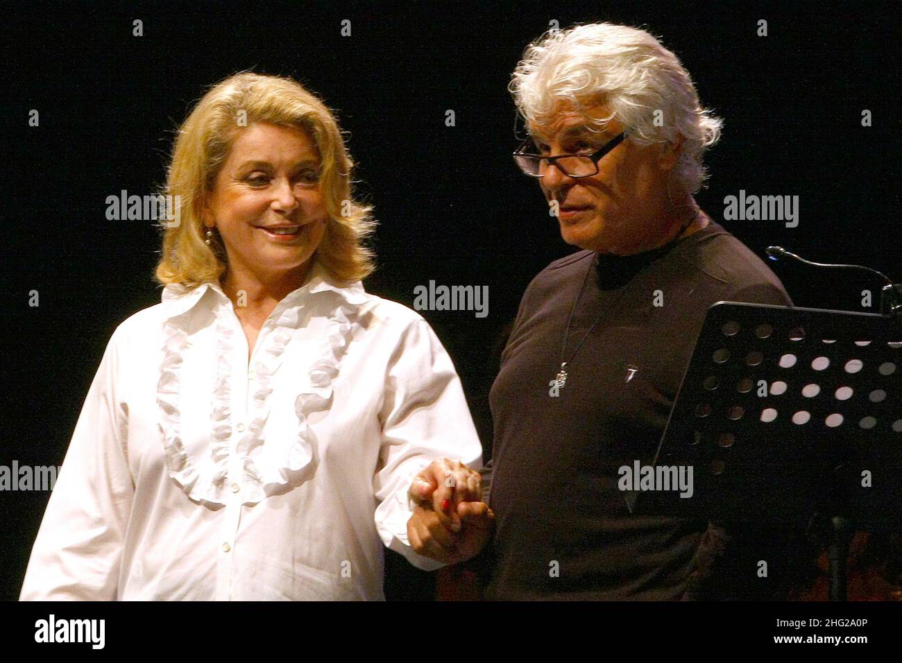 Weltpremiere der Show 'je me Souviens' mit Catherine Deneuve und Michele Placido während des Versiliana Festivals in Marina di Pietrasanta, Toskana, Italien. Am Ende der Show bestritt die Menge die Show und behauptete das Geld des Tickets zurück und die Polizei musste einspringen. Schließlich zeigte das Organisationsteam der Show eine Notiz an, in der es darauf hingewiesen wurde, dass sie das Recht haben könnten, während des Festivals an einer anderen Show teilzunehmen. Stockfoto