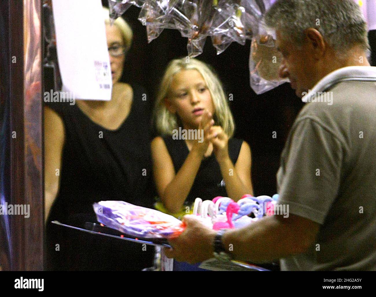 Nicoletta Mantovani (Pavarottis Witwe) mit Tochter Alice auf den Karussells in Forte dei Marmi, Italien Stockfoto