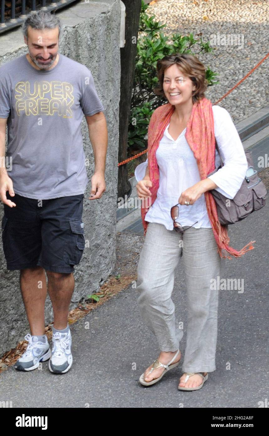 Schauspielerin Greta Scacchi mit Ehemann, versuchen zu erreichen und zu besuchen George Clooney in seinem Haus Villa Oleandra am Comer See. Stockfoto