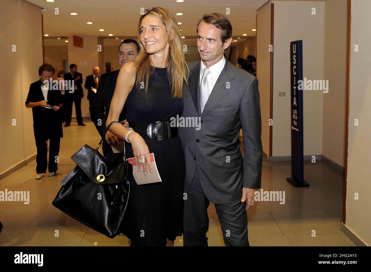 Jean Claude Blanc und seine Frau kommen zur Aufführung des Philharmonischen Orchesters von Sankt Petersburg im Rahmen des Musikfestivals „MITO SettembreMusica 2009“ in Turin, Italien. Stockfoto