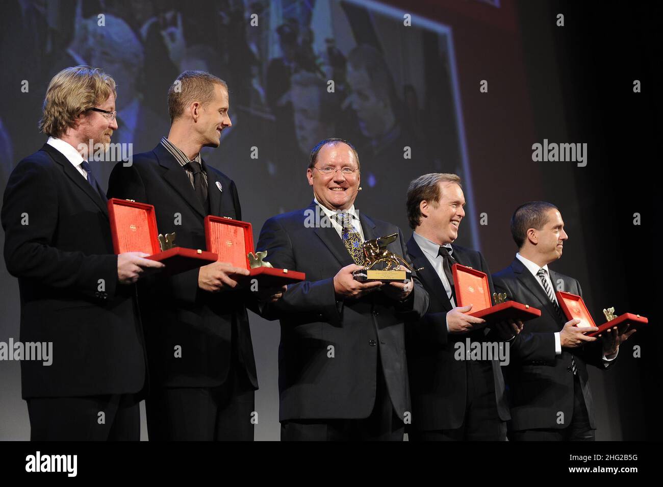 (L-R) Andrew Stanton, Pete Docter, John Lasseter, Brad Bird, Lee Unkrich, nachdem sie den „Golden Lion Lifetime Achievement Award“ während der Filmfestspiele von Venedig 66th in Italien erhalten hatten. Stockfoto