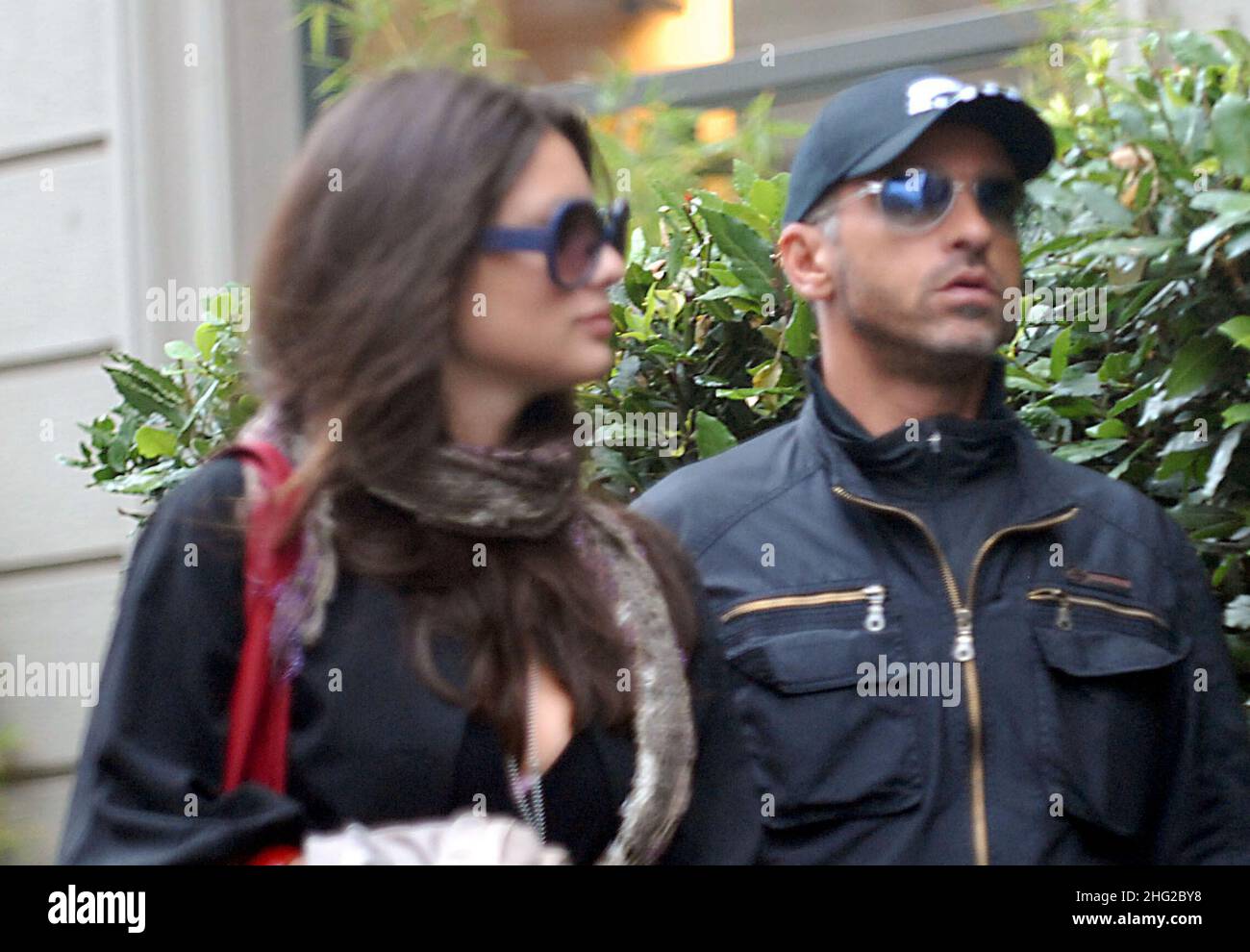 Der italienische Sänger und Songwriter Eros Ramazzotti sieht sich mit seiner neuen Freundin, Italien, auf einem Spaziergang Stockfoto