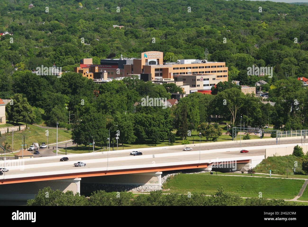 Grandview Hospital – Luftaufnahme. Mit der I-75 Autobahn direkt vor dem Hotel. Dayton, Ohio, USA. Stockfoto