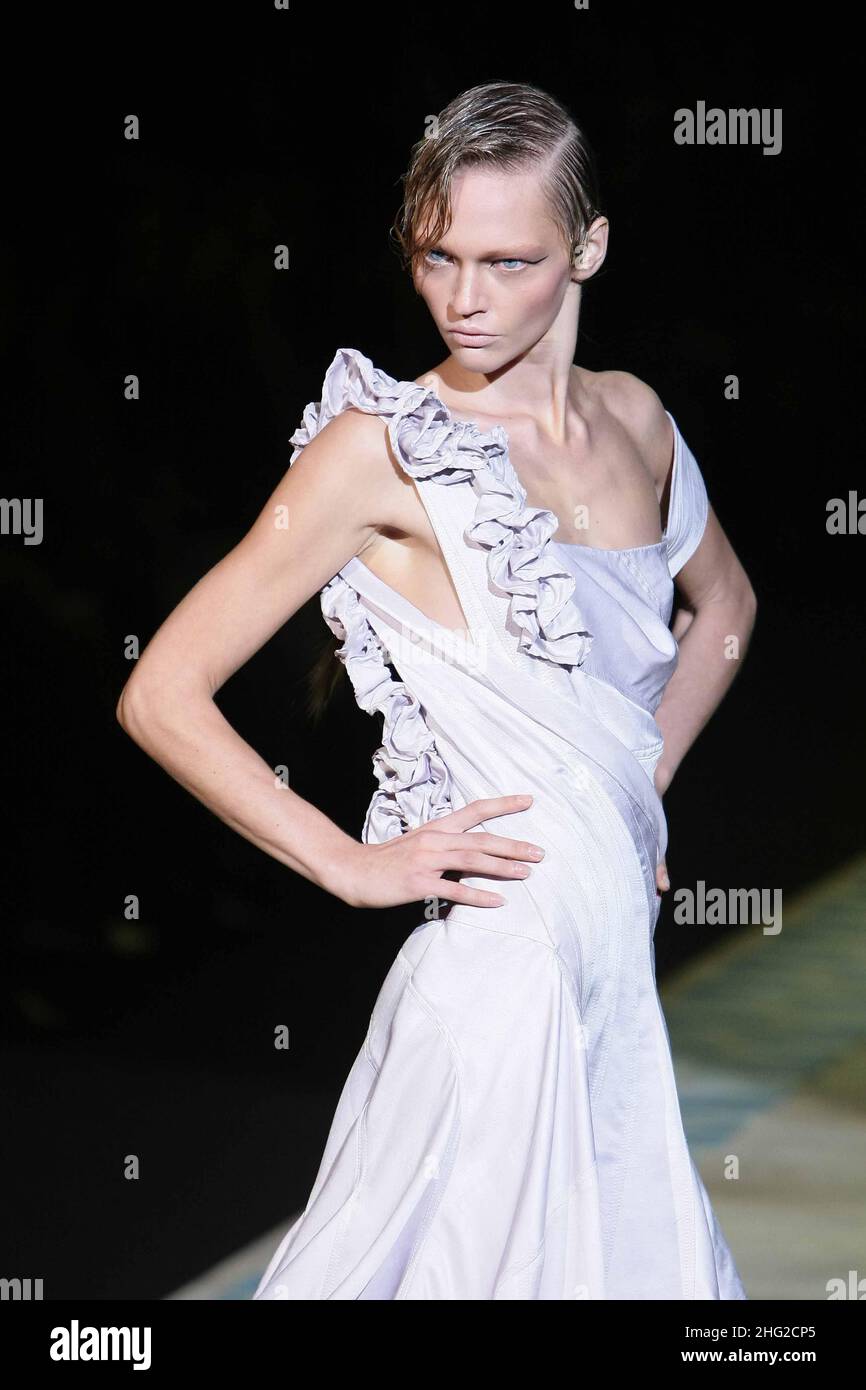 Ein Model trägt eine Kreation während der Roberto Cavalli Show während der Milan Fashion Week Stockfoto