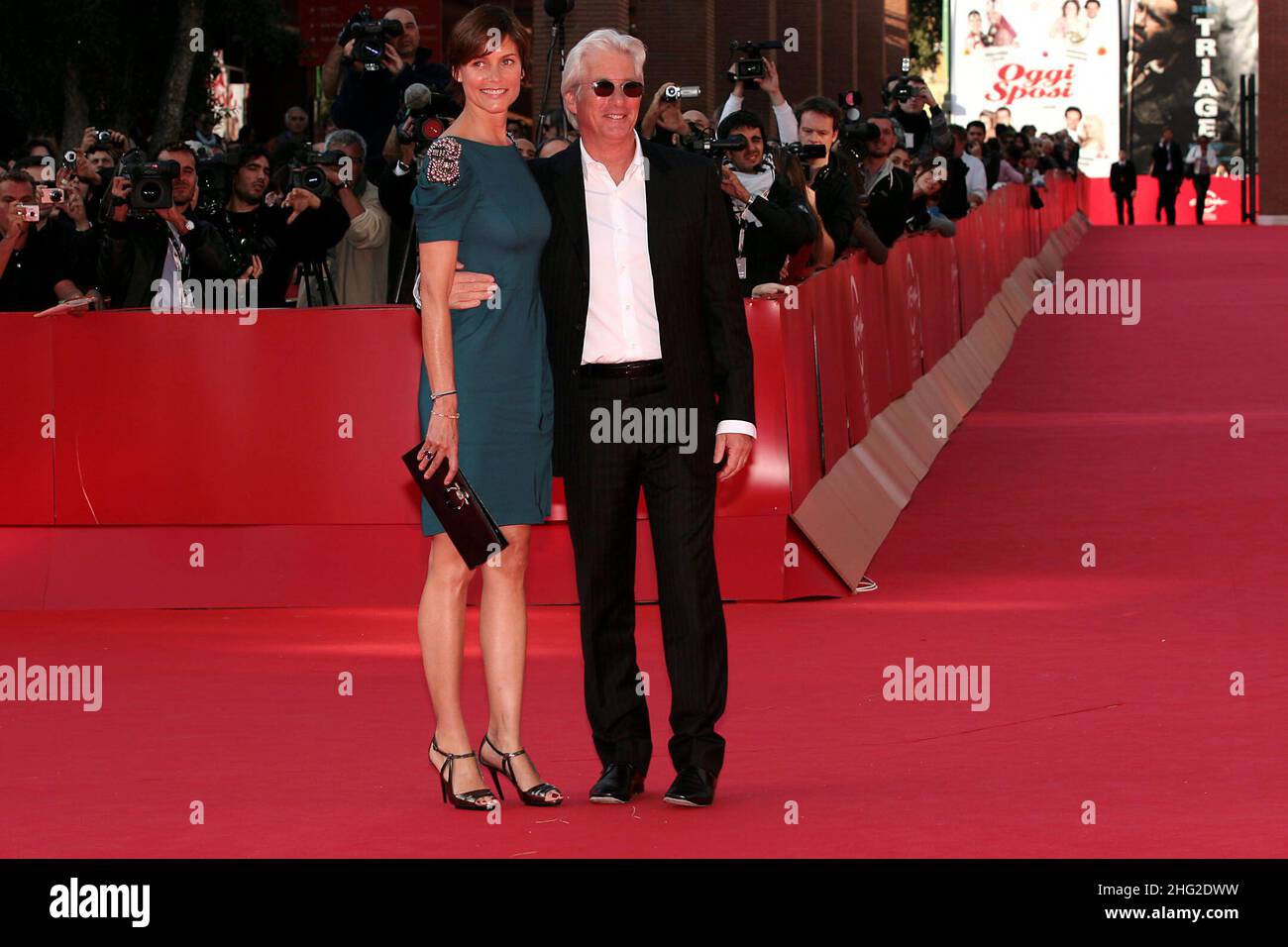 Richard Gere und seine Frau Carey Lowell kommen zur Premiere von 'Hachiko: A Dog's Story' auf dem Internationalen Filmfestival in Rom, Italien Stockfoto