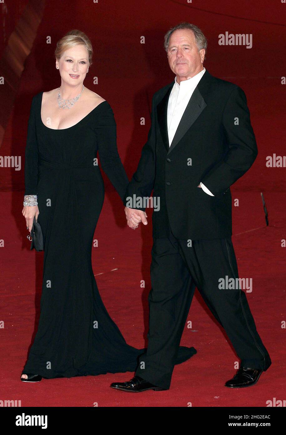 Die Schauspielerin Meryl Streep, links, und ihr Mann, der Bildhauer Don Gummer, kommen auf dem roten Teppich für den letzten Tag der Ausgabe 4th des Rome Film Festival, in Rom, Freitag, 23. Oktober 2009. Stockfoto