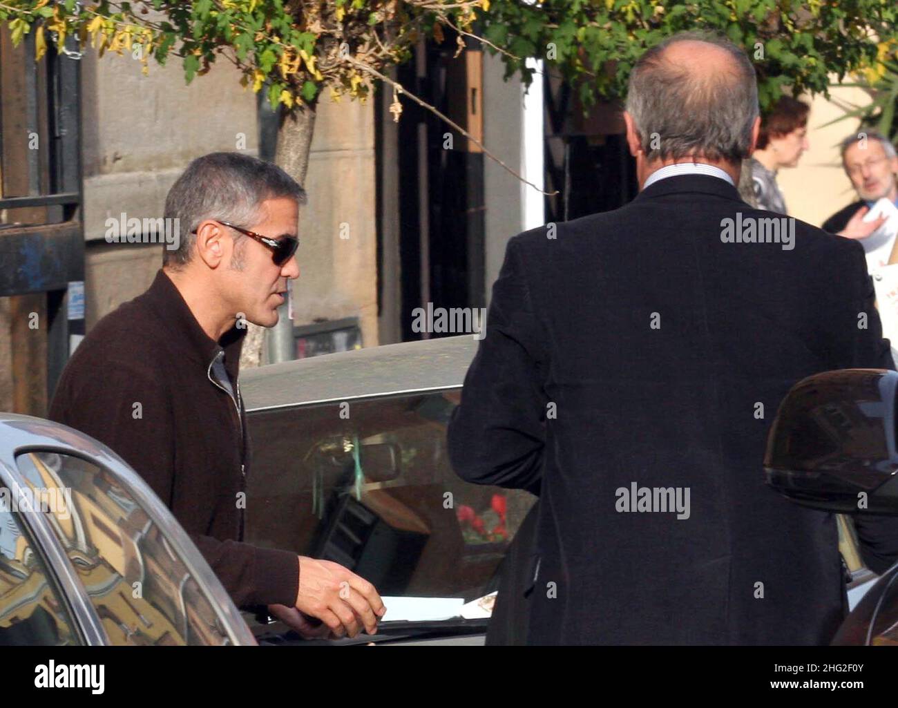 George Clooney verlässt die Dreharbeiten zu seinem neuen Film (Arbeitstitel 'The American') in Rom, Italien, um in einem Restaurant zu Abend zu essen. Neben den normalen Leibwächtern gab es auch italienische Polizisten, die sich um ihn kümmerte. Stockfoto