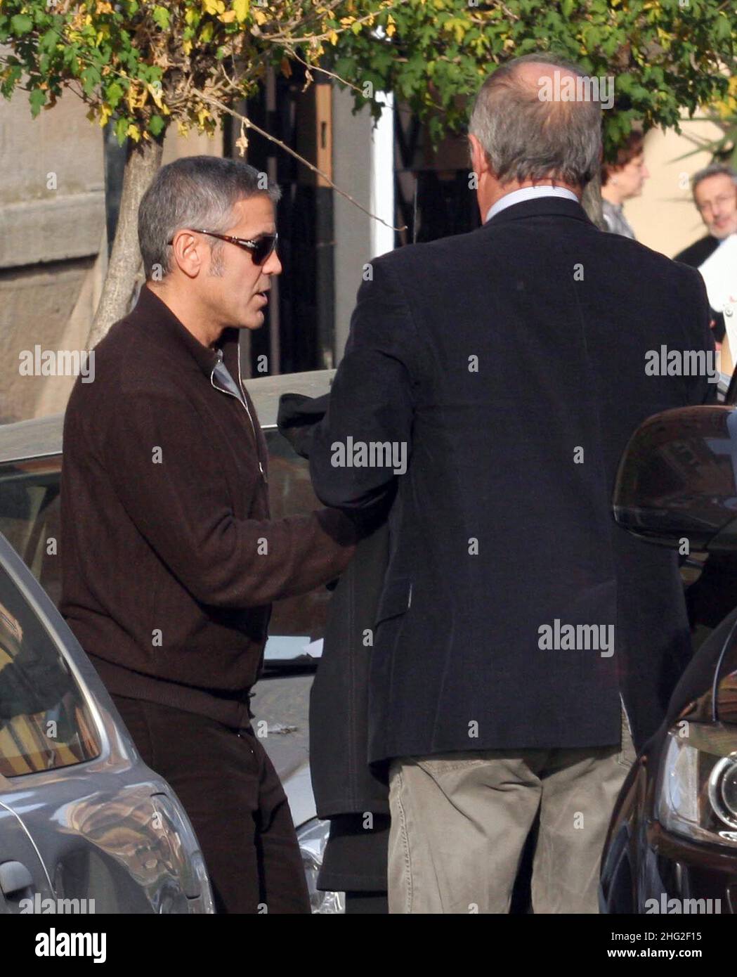 George Clooney verlässt die Dreharbeiten zu seinem neuen Film (Arbeitstitel 'The American') in Rom, Italien, um in einem Restaurant zu Abend zu essen. Neben den normalen Leibwächtern gab es auch italienische Polizisten, die sich um ihn kümmerte. Stockfoto