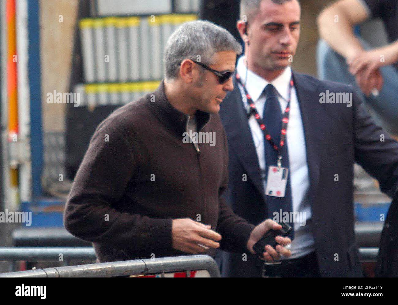 George Clooney verlässt die Dreharbeiten zu seinem neuen Film (Arbeitstitel 'The American') in Rom, Italien, um in einem Restaurant zu Abend zu essen. Neben den normalen Leibwächtern gab es auch italienische Polizisten, die sich um ihn kümmerte. Stockfoto