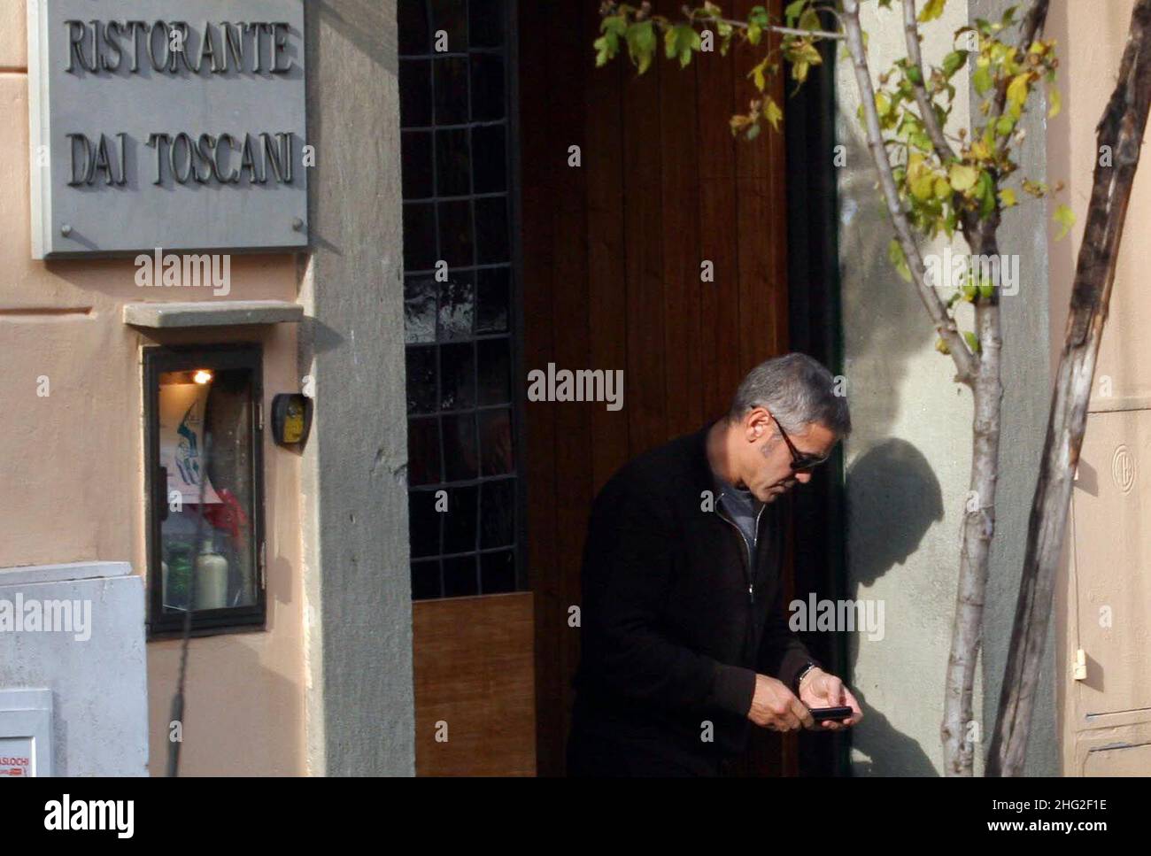 George Clooney verlässt ein Restaurant in Rom, Italien. Er ist in der Stadt, um seinen neuen Film (Arbeitstitel 'The American') zu drehen. Stockfoto