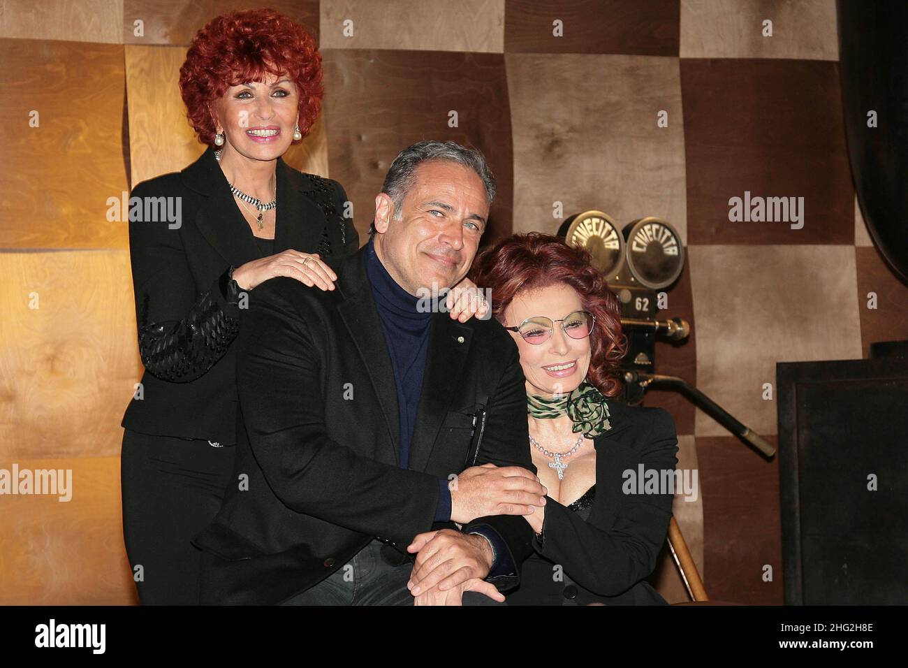 Enzo Decaro, Maria Scicolone und Sophia Loren während der Fotocolalle ''La Mia Casa E' Piena Di Specchi'' im Sala Fellini Cinecitta am 10. März 2010 in Rom, Italien. Stockfoto